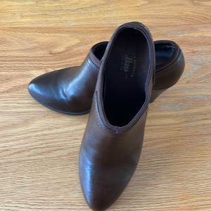 Dark brown heeled bootie